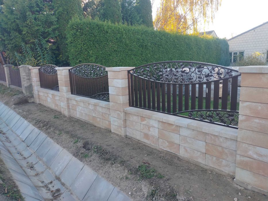 Ogrodzenia Murowane z pustaków gładkich i łupanych.