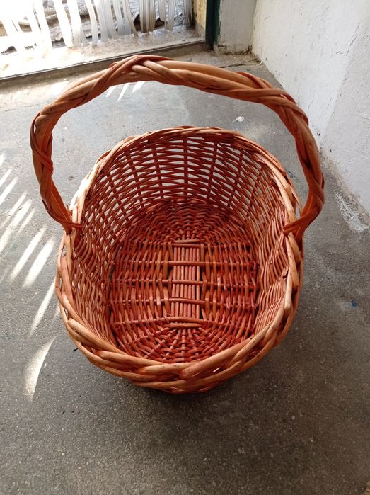 Wicker basket.                   .64751961889025120