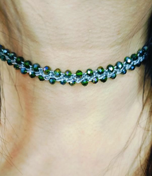 Wyjątkowy choker z zielonych koralików – wiązany