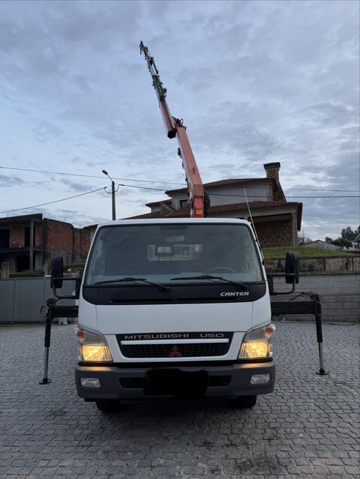 Mitsubish canter com grua de 13 m + Estrado