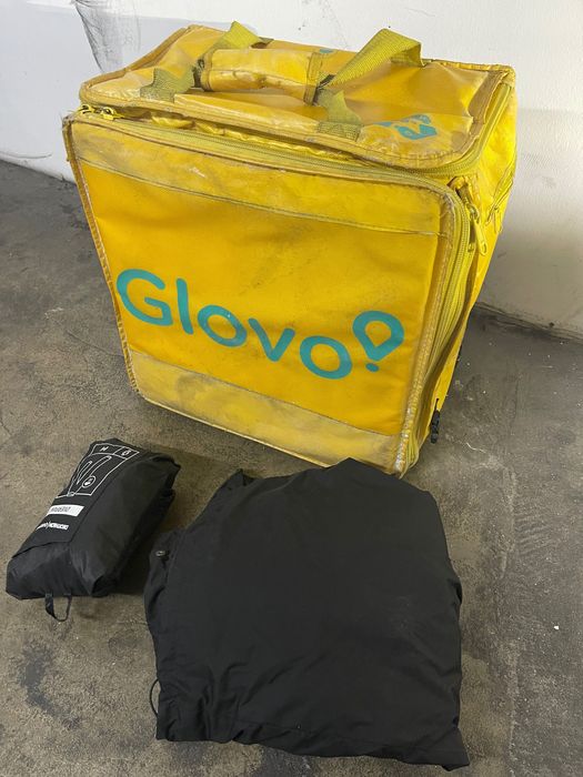 Mala glovo e roupa de chuva