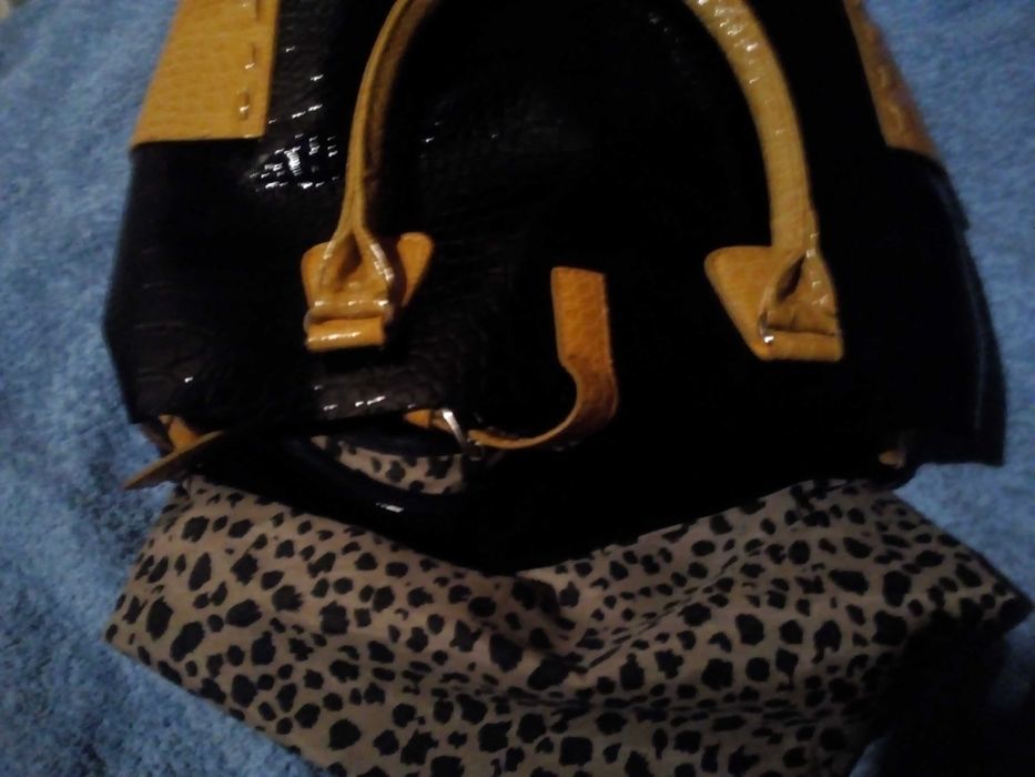 Ao desbarato: Mala colorida, em "verniz" sintético (preto / mostarda)