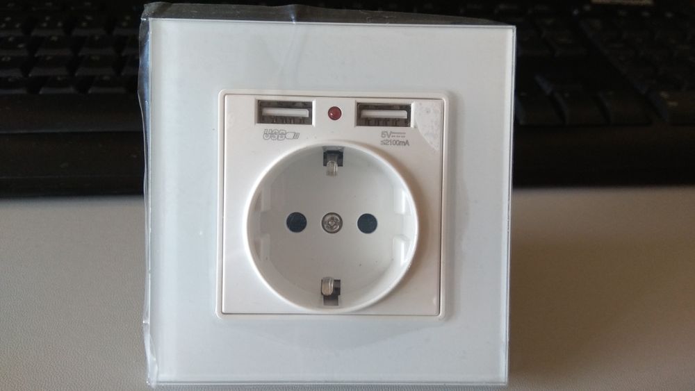 Tomada C/USB e espelho em vidro (NOVO)