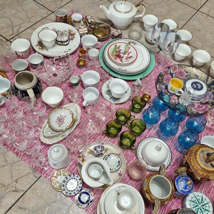 Coleção com cerca de 300 peças de porcelana japonesa, Vista Alegre etc