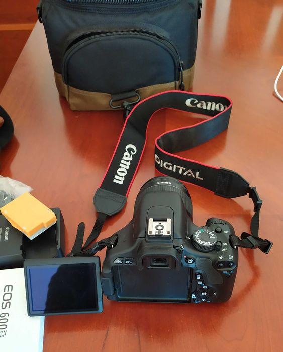 Máquina fotográfica Canon EOS 600D + lente EFS 55-250mm IS