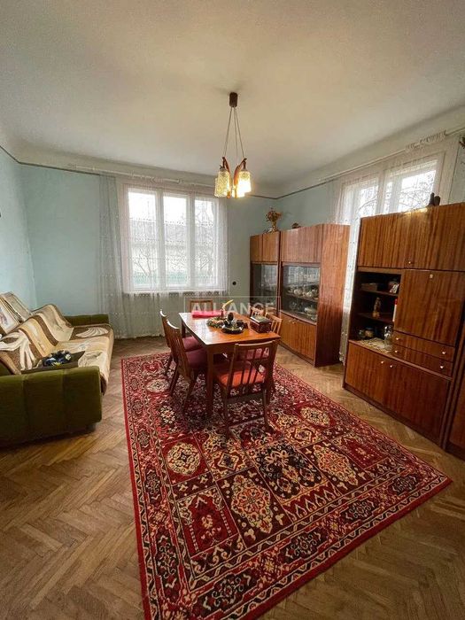 Добротний будинок з усіма комунікаціями в передмісті!