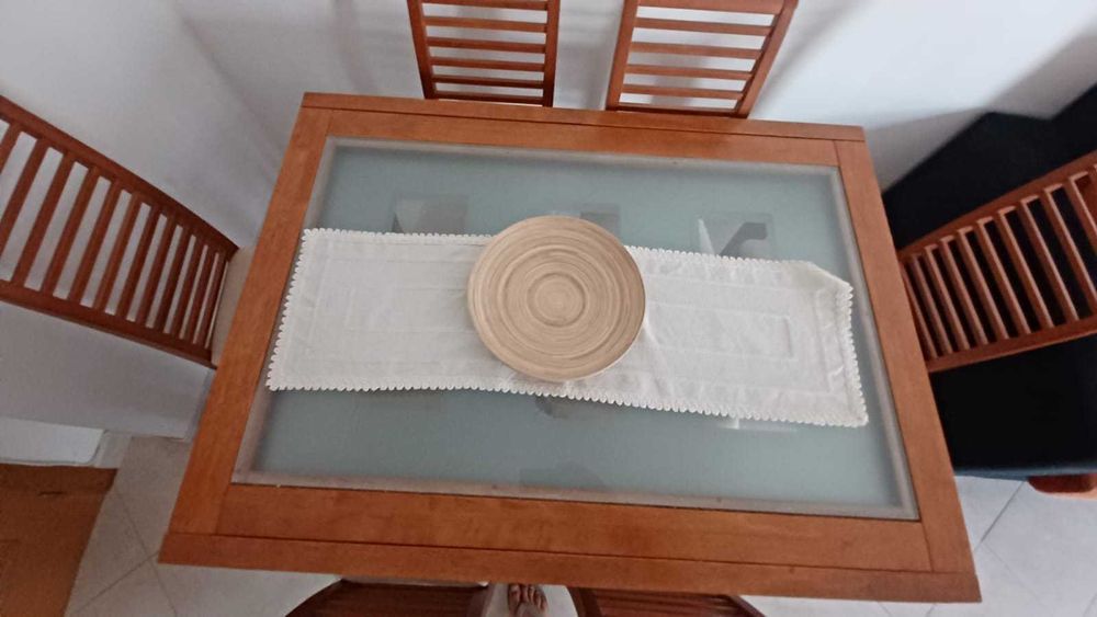Mesa de sala de jantar com 6 cadeiras em ótimo estado de conservação