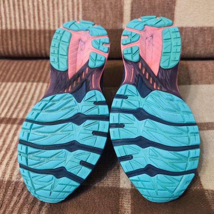 Жіночі кросівки asics