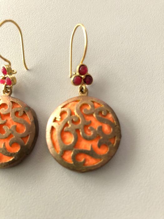 Brincos redondos com tecido laranja
