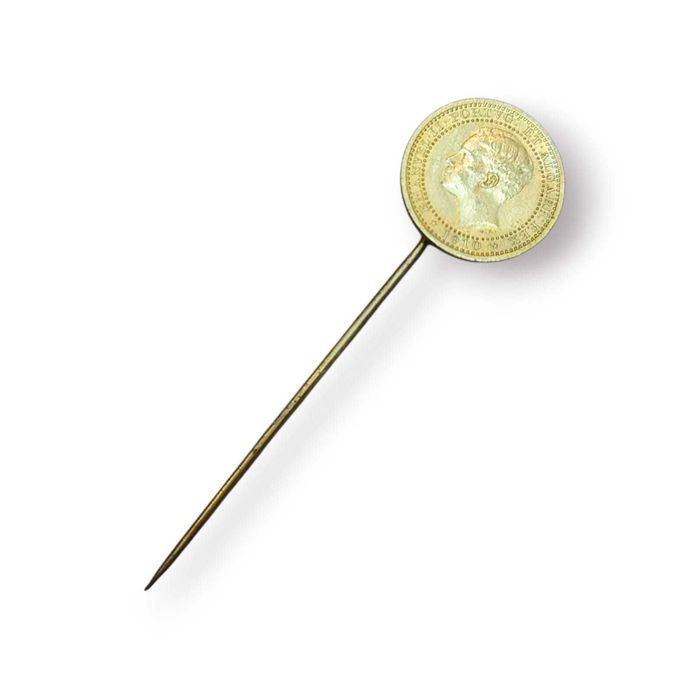 Alfinete Gravata D. Manuel I – Banhado a Ouro (7,5 cm x 2 cm)