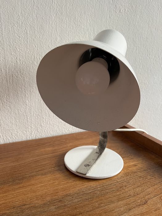 Biala stara metalowa lampka stolowa biurkowa Vintage Loft PRL
