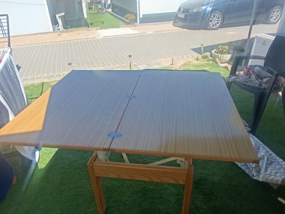 Mesa madeira e 4 bancos
