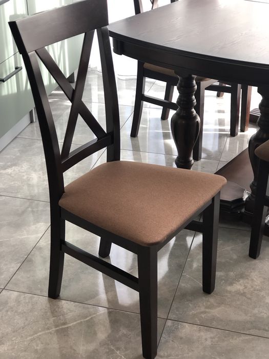 Стіл деревʼяний розкладний з 6- ма стільцями.