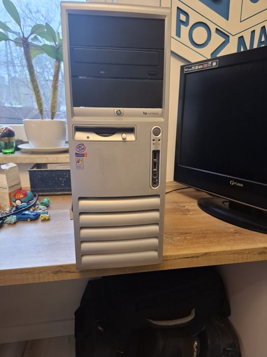 Stary komputer PC HP wraz z unikatowymi dodatkami grami i wyposażeniem