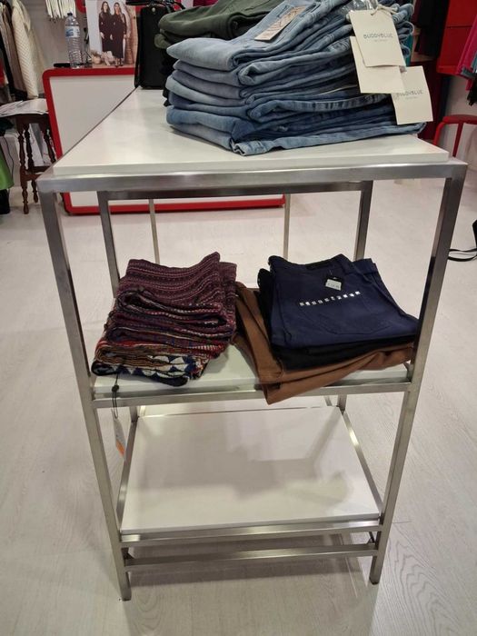 Mesas de apoio em inox com base de vidro fosco