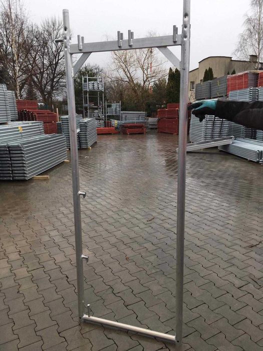 Nowe rusztowanie aluminiowe i podesty drewniane Plettac 4,4 m X 15 m =65 M2 możliwość dowolnej konfiguracji