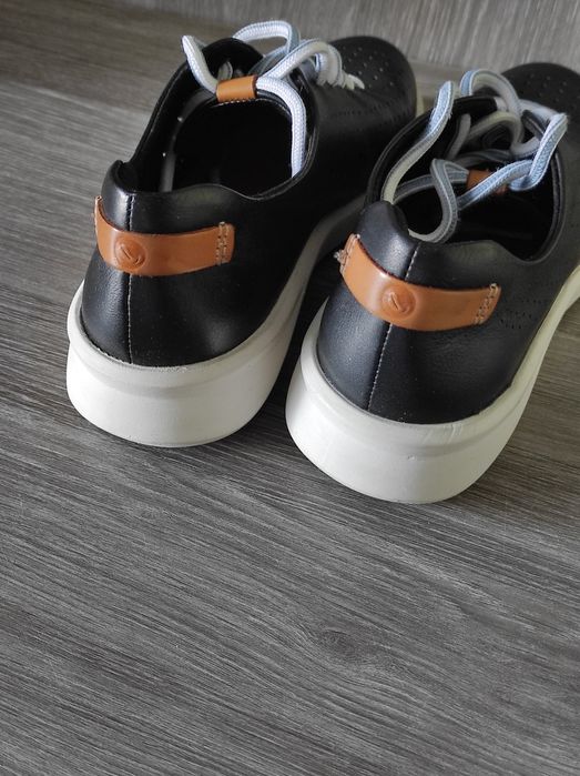 Кожаные кроссовки clarks