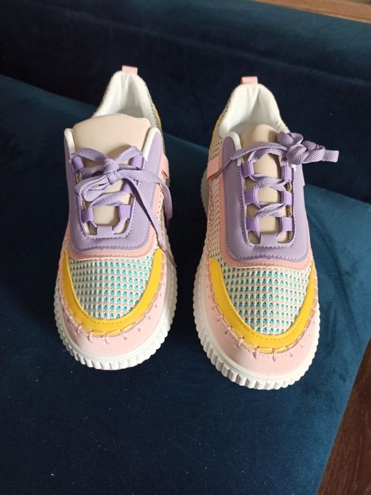 Sneakersy modne i wygodne