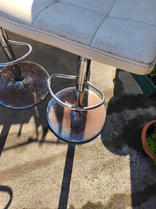 Vendo mesa com 4 cadeiras altas