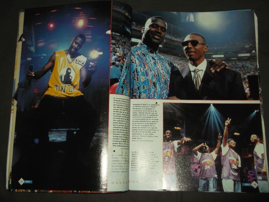 Revista All Stars of the NBA de 1995 com poster gigante.
