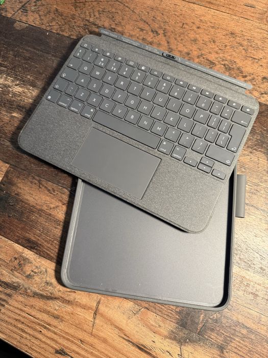 Logitech combo touch iPad 10th generation