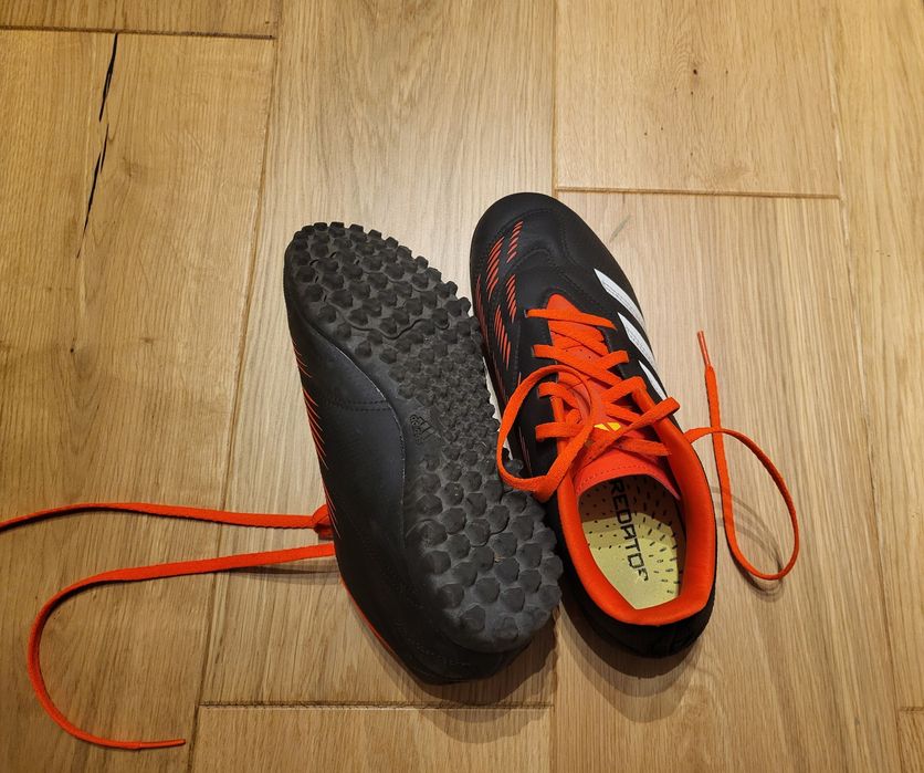 Korki adidas stan idealny 39 1/3, długość wkładki 25 cm