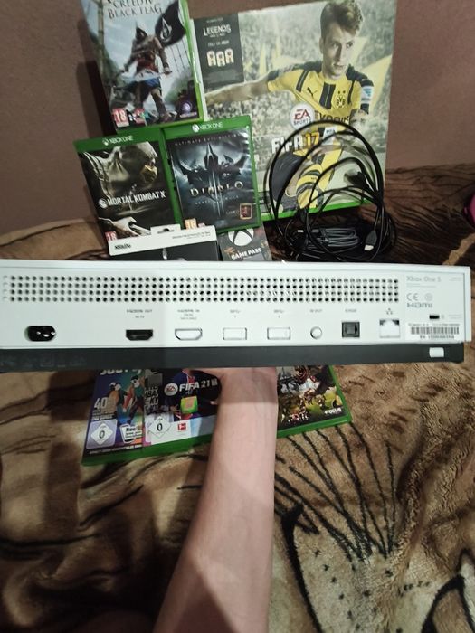 Xbox One S 1TB + Игровой комплект (7 дисков + геймпад 8BitDo + кейс)