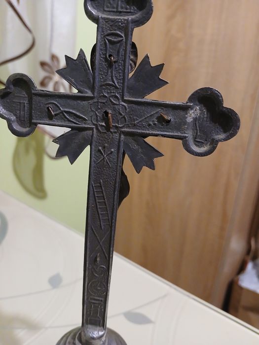 Stary  krzyż metalowy