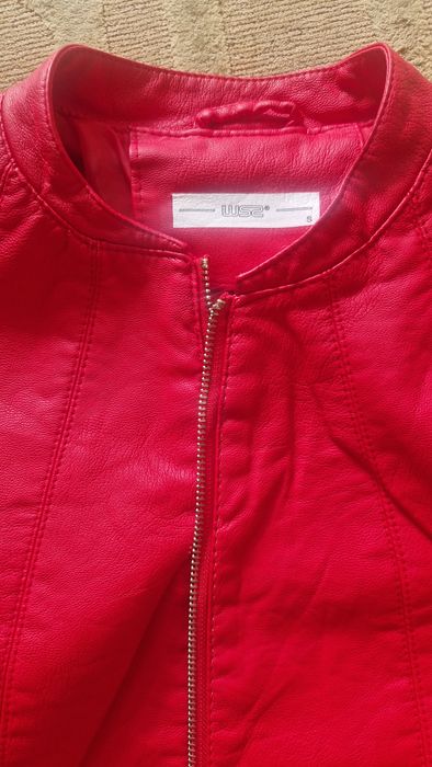 Nowa czerwona ramoneska na zamek