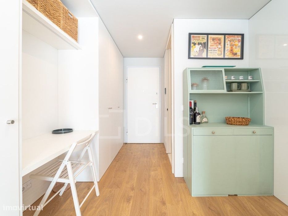 Apartamento T0 com varanda, garagem e arrumos em Matosinhos