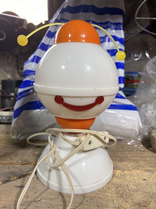 Настольная детская лампа в рабочем состоянии