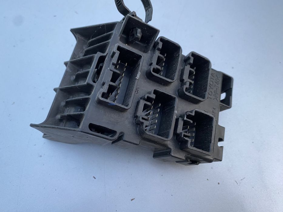 Блок, корпус, колодка предохранителей для Toyota Avensis T25