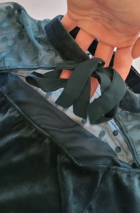 Welurowa elegancka sukienka z koronką i wiązaniem L Vero Moda