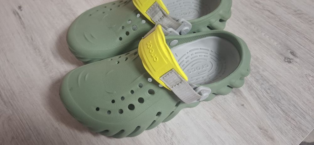 Продаю Crocs echo