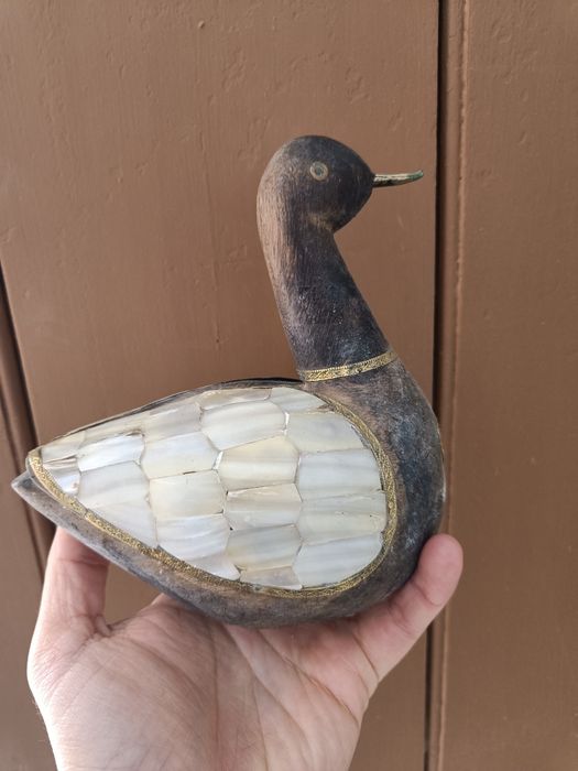 Estatueta de pato em madeira
