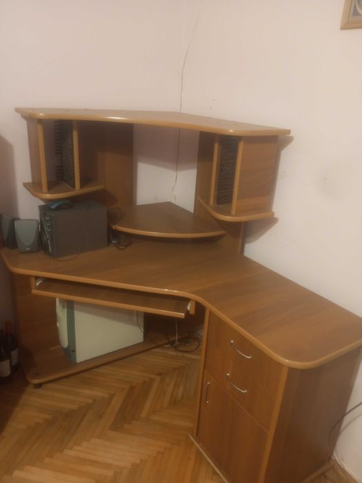 Комп'ютерний стіл