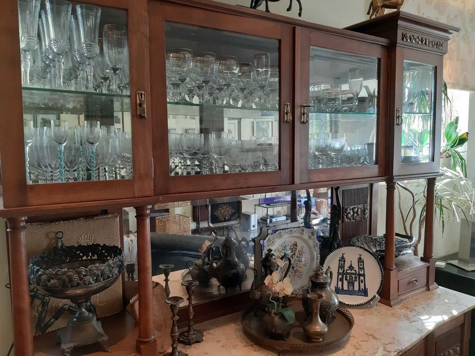 Mobília de sala de jantar vintage restaurada, em nogueira trabalhada.