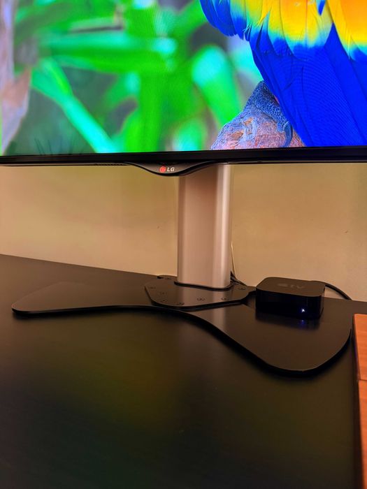 Conjunto Home Cinema: TV LG 49” 4K + Soundbar JBL com Subwoofer + Suporte Giratório