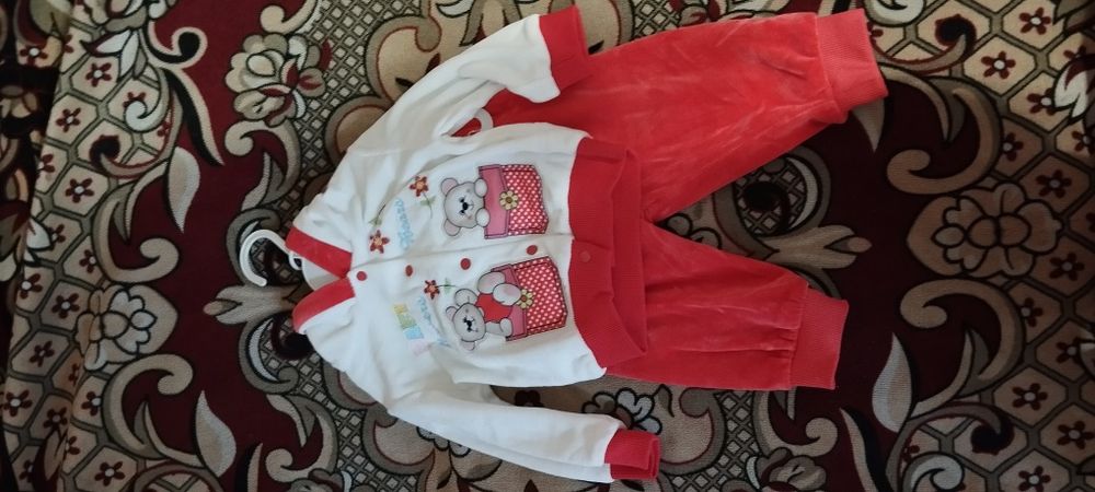 Теплий костюмчик для дівчинки.