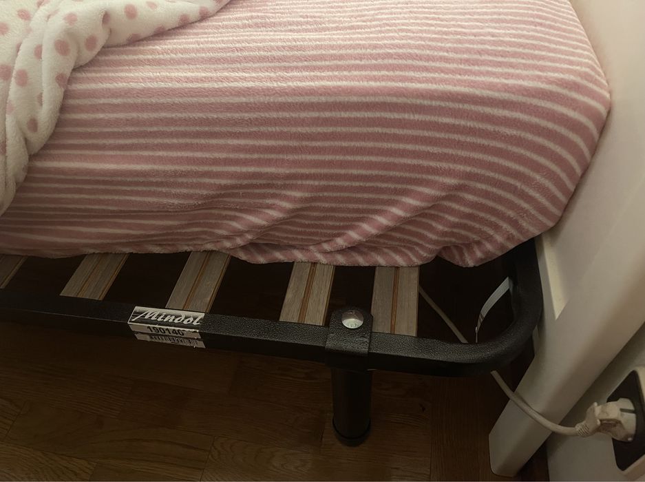 Cama casal branca com colchão