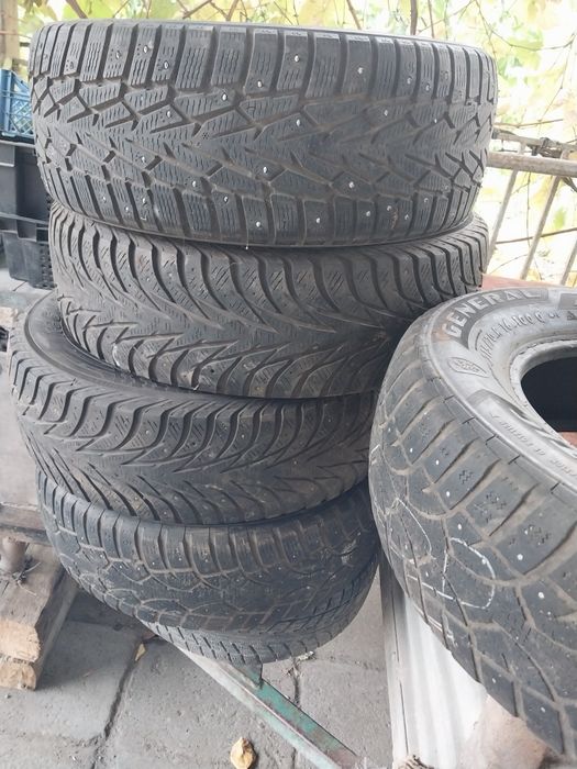 Продам зимнюю шипованую резину R16  б.у недорого