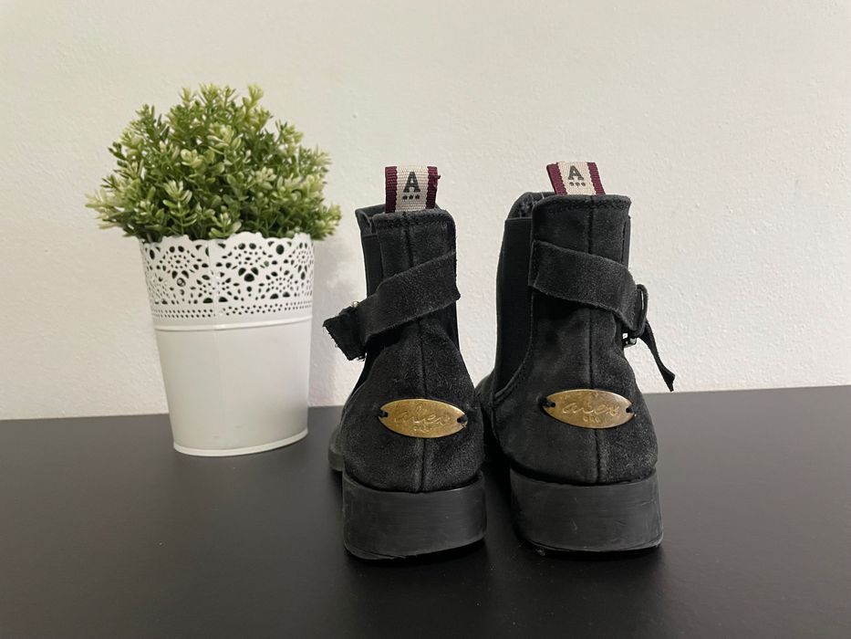 Botas pretas pelo tornozelo