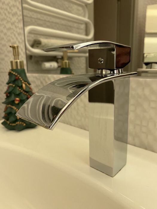 Bateria umywalkowa stojąca łazienkowa kran