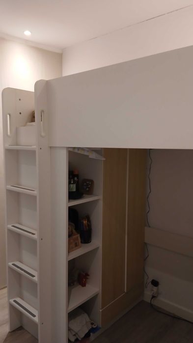 Beliche com roupeiro e secretária