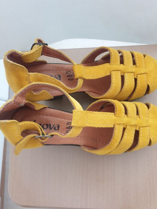 Sandálias amarelas