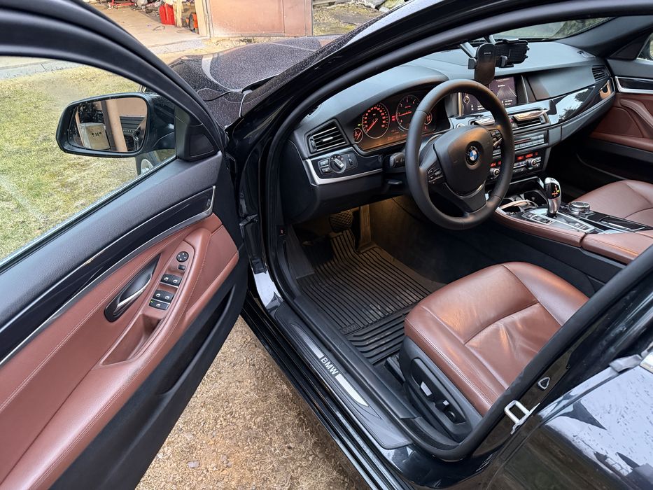 BMW F11 520D. Czarna podsufitka akntara.