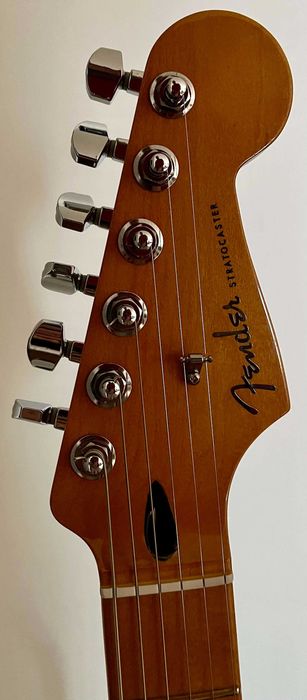 Fender Player Plus Stratocaster, Maple Fingerboard, 3-Color Sunburst