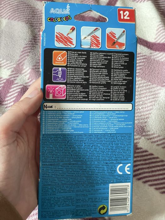 Caixa com 12 lapis de cor