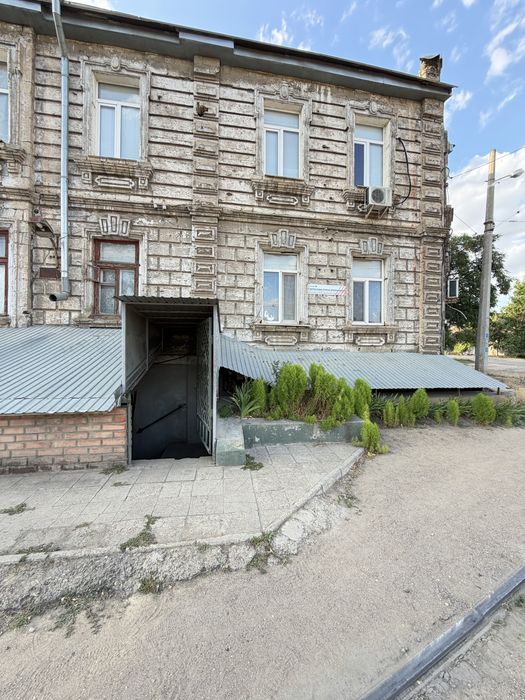 В продажу цокольне приміщення з ремонтом , 120 кв м , нежитлове