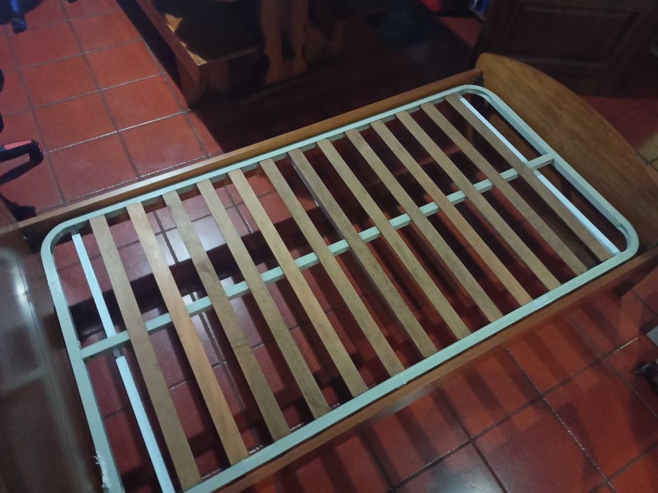 Cama de solteiro com estrado (180cm x 100cm)